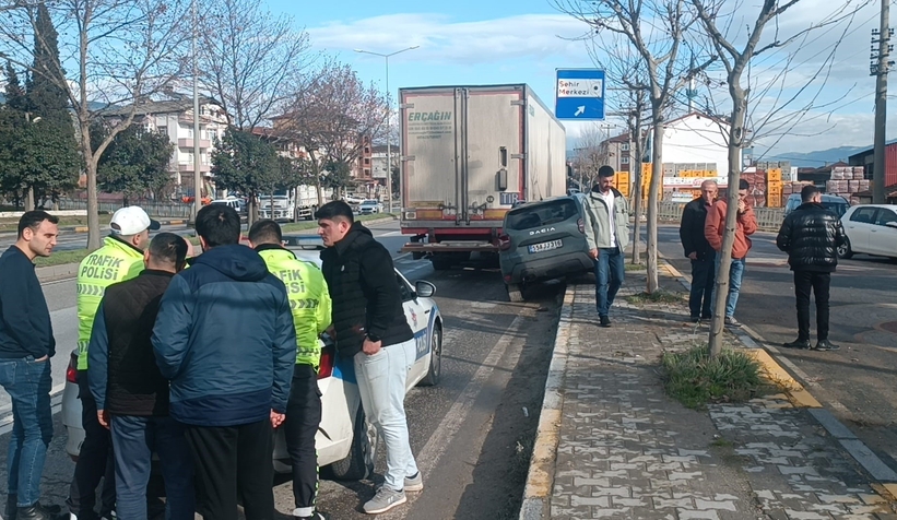 Tır, otomobili 20 metre sürükledi