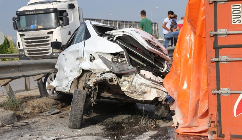 Tır otomobilin üzerine devrildi; 2 yaralı