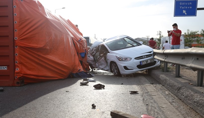 Tır otomobilin üzerine devrildi; 2 yaralı