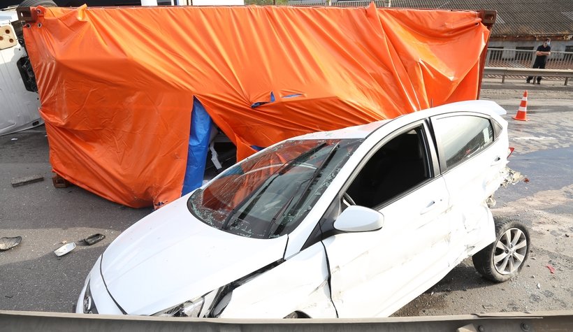 Tır otomobilin üzerine devrildi; 2 yaralı