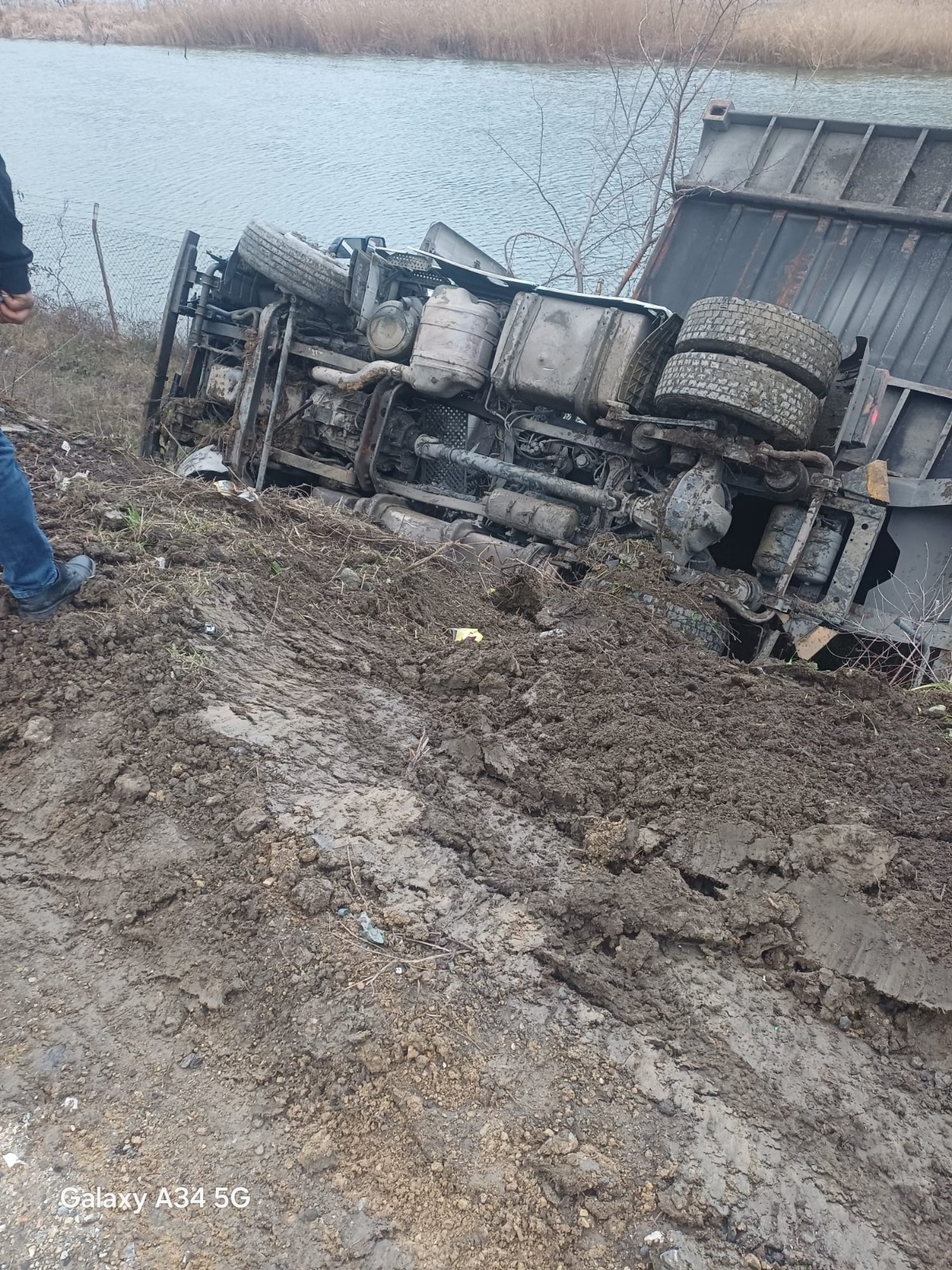 Tır Sakarya Nehri'ne uçuyordu