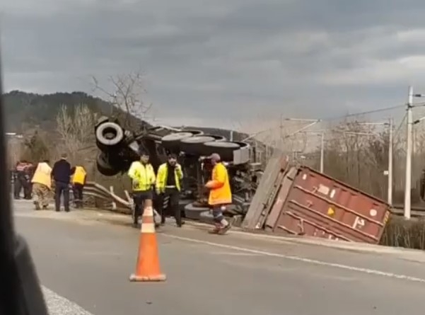 Tır şarampole uçtu