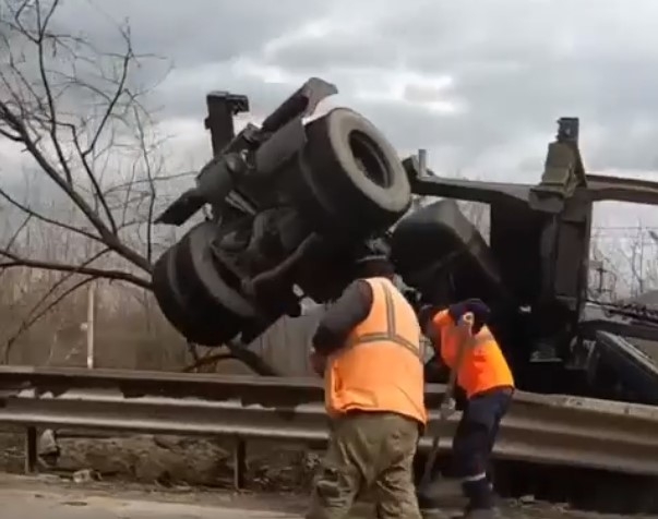 Tır şarampole uçtu