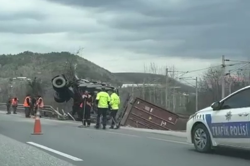 Tır şarampole uçtu