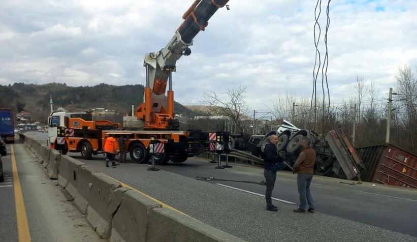 Tır şarampole uçtu