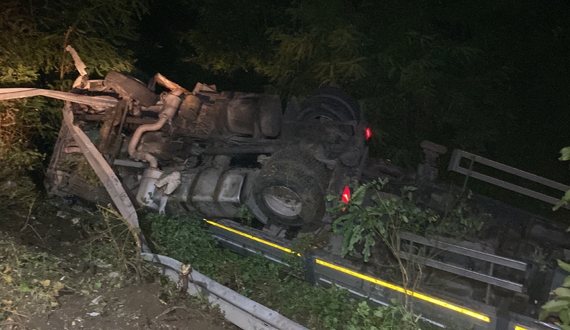 Tır takla attı, emniyet kemeri hayat kurtardı