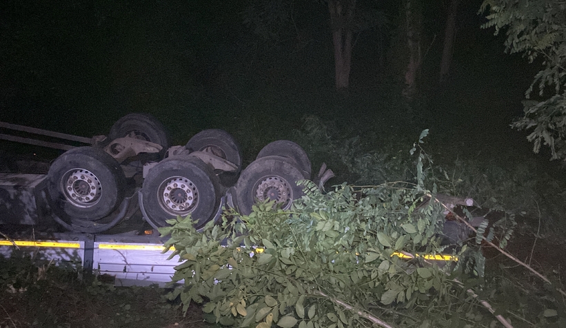 Tır takla attı, emniyet kemeri hayat kurtardı
