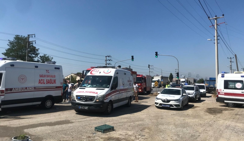 tir-trafik-isiklarinda-duran-araclara-carpti-5-yaralizwvywevmnu
