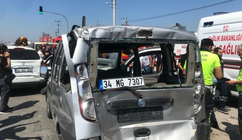 tir-trafik-isiklarinda-duran-araclara-carpti-5-yaralizwvywevmnu