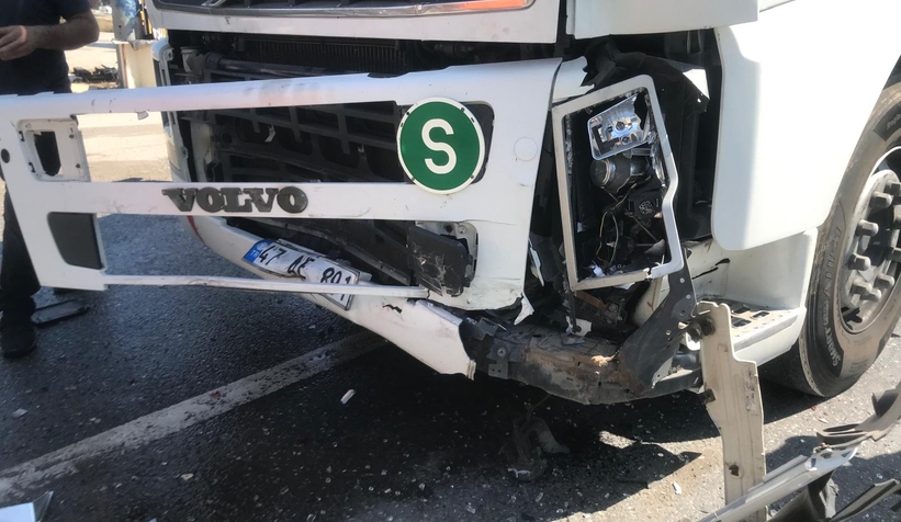 tir-trafik-isiklarinda-duran-araclara-carpti-5-yaralizwvywevmnu