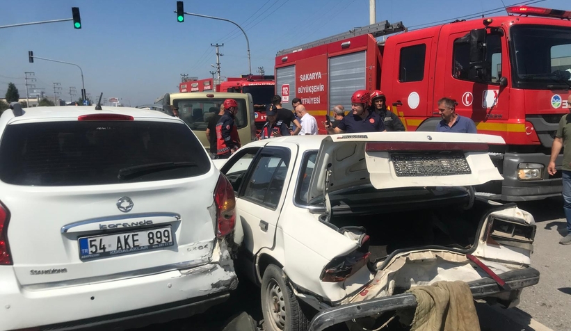 tir-trafik-isiklarinda-duran-araclara-carpti-5-yaralizwvywevmnu