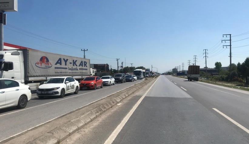 tir-trafik-isiklarinda-duran-araclara-carpti-5-yaralizwvywevmnu