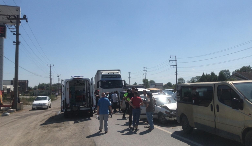 tir-trafik-isiklarinda-duran-araclara-carpti-5-yaralizwvywevmnu
