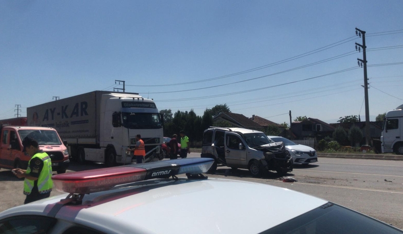 tir-trafik-isiklarinda-duran-araclara-carpti-5-yaralizwvywevmnu