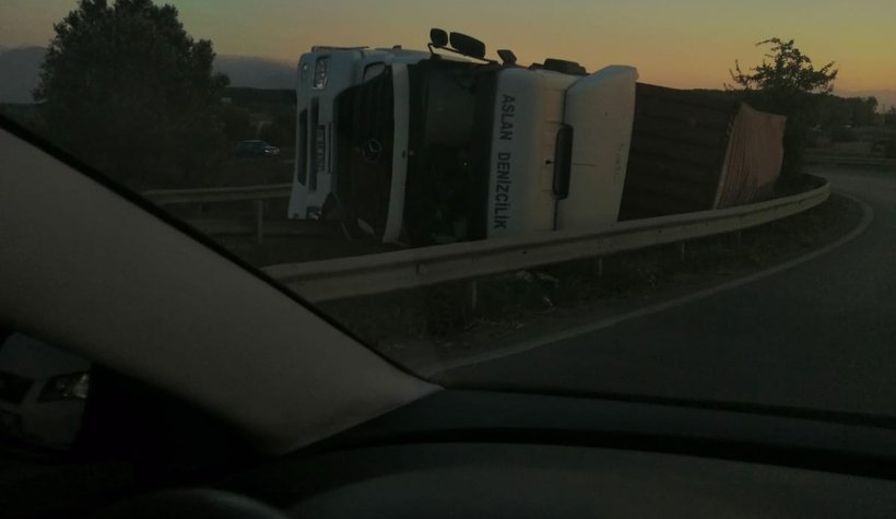 Tır, virajı alamadı, devrildi