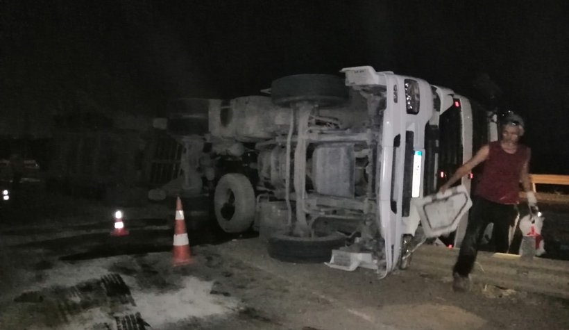 Tır, virajı alamadı, devrildi