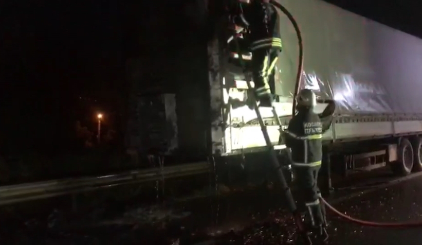 Tır yandı, trafik durdu