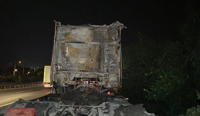 Tır yandı, trafik durdu