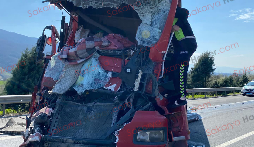 Tıra çarpan akaryakıt tankeri bu hale geldi