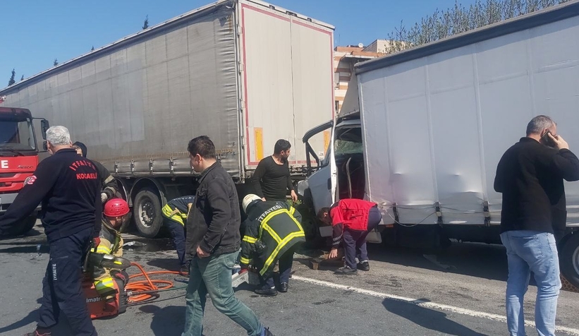 Tıra çarpan kamyonetin sürücüsü araçta sıkıştı