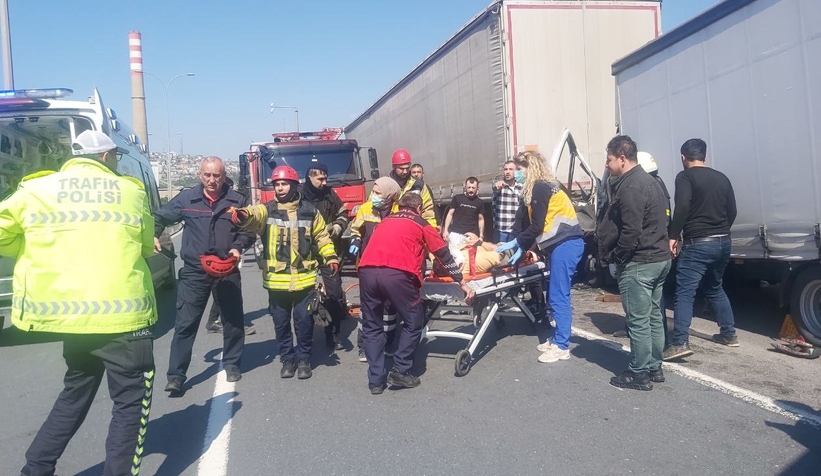 Tıra çarpan kamyonetin sürücüsü araçta sıkıştı