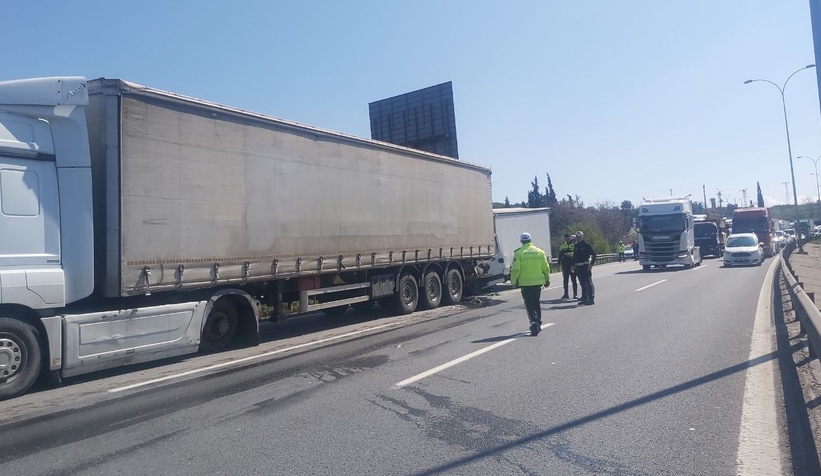 Tıra çarpan kamyonetin sürücüsü araçta sıkıştı