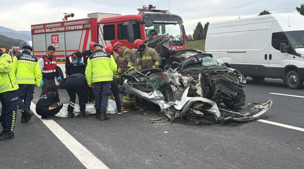 Tıra çarpan otomobilde 1 kişi öldü, 1 kişi yaralı