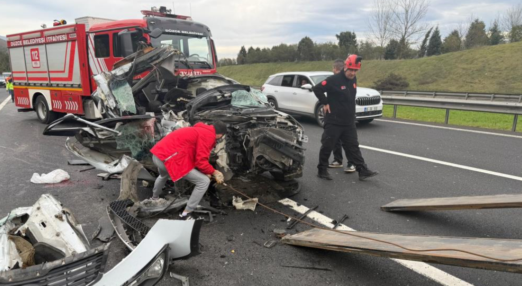 Tıra çarpan otomobilde 1 kişi öldü, 1 kişi yaralı