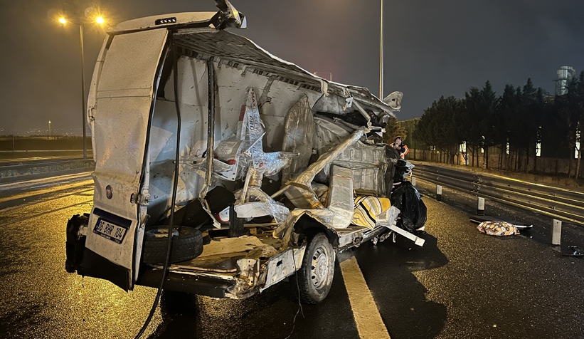 Tıra çarpan panelvan ikiye bölündü: 1 ağır yaralı