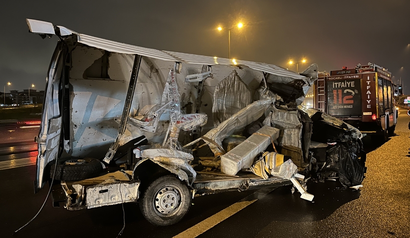 Tıra çarpan panelvan ikiye bölündü: 1 ağır yaralı