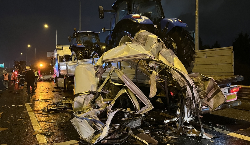 Tıra çarpan panelvan ikiye bölündü: 1 ağır yaralı