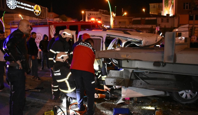 Tıra hafif ticari araç çarptı: 2’si ağır 4 yaralı