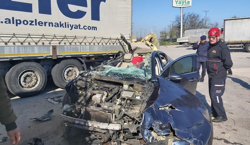 tira-ok-gibi-saplanan-otomobilden-sag-kurtuldularwllwa1lvwt