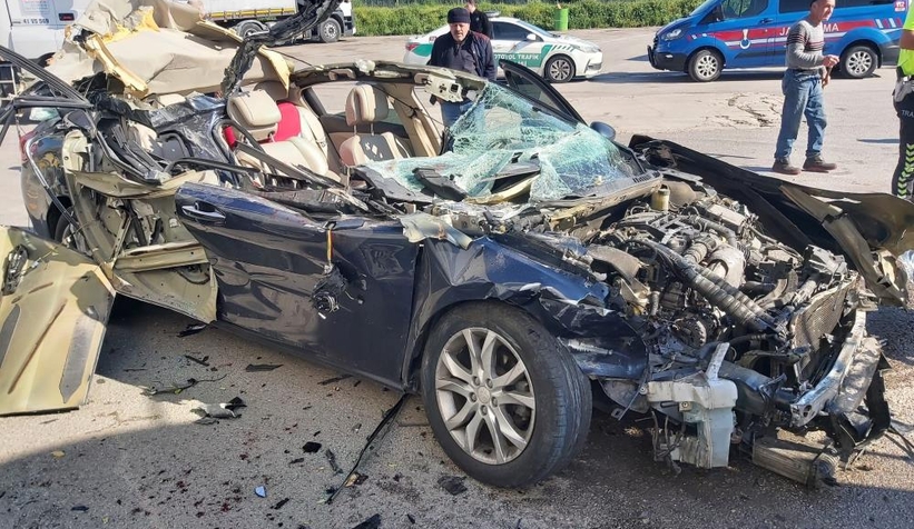 tira-ok-gibi-saplanan-otomobilden-sag-kurtuldularwllwa1lvwt