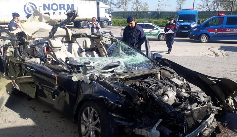 tira-ok-gibi-saplanan-otomobilden-sag-kurtuldularwllwa1lvwt