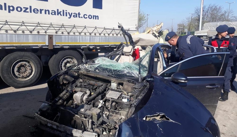 tira-ok-gibi-saplanan-otomobilden-sag-kurtuldularwllwa1lvwt
