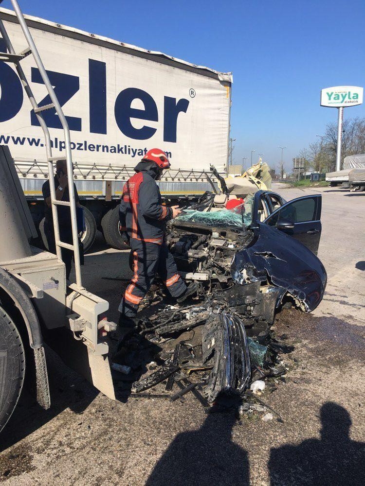 tira-ok-gibi-saplanan-otomobilden-sag-kurtuldularwllwa1lvwt