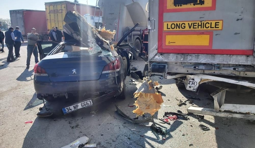 tira-ok-gibi-saplanan-otomobilden-sag-kurtuldularwllwa1lvwt
