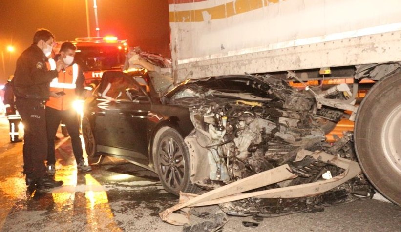 Tıra ok gibi saplandı: 1 ölü, 1 yaralı