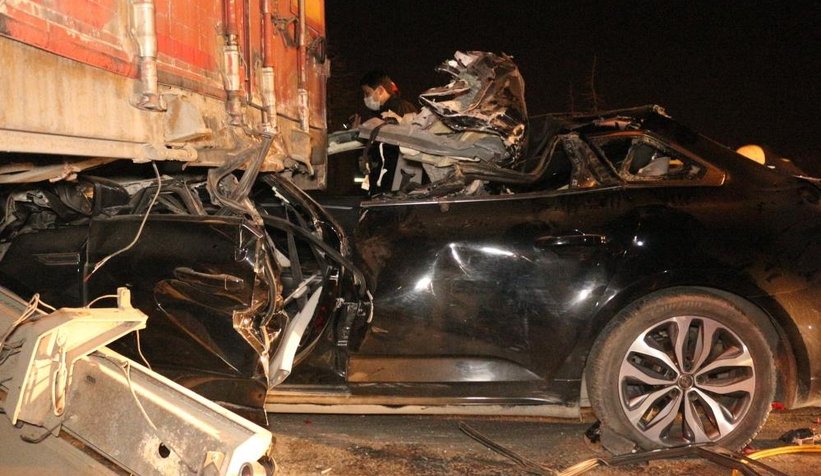 Tıra ok gibi saplandı: 1 ölü, 1 yaralı