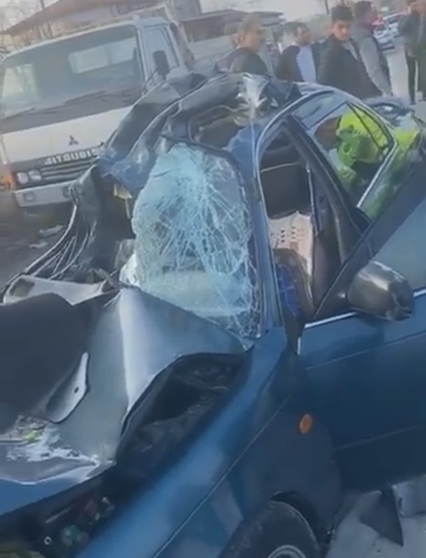 Tıra ok gibi saplandı: 2 yaralı