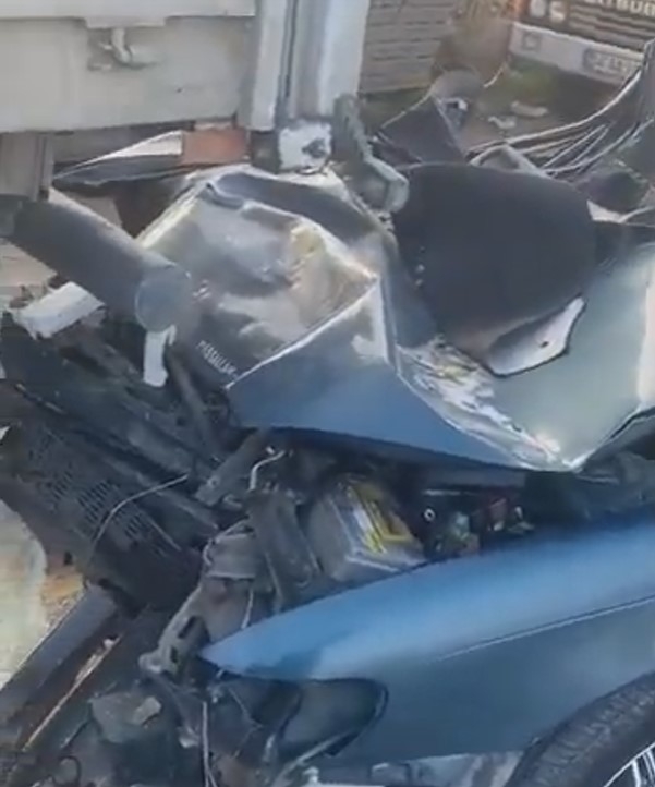 Tıra ok gibi saplandı: 2 yaralı