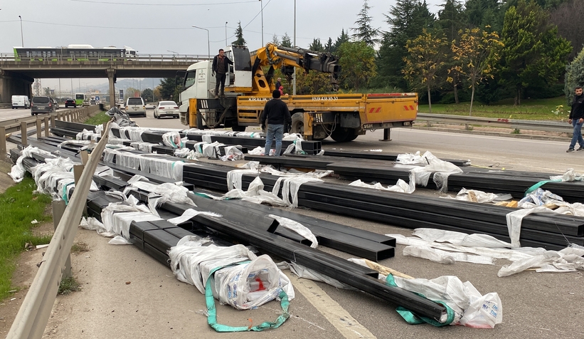 Tırdan düşen demir profiller yola savruldu, trafik durdu