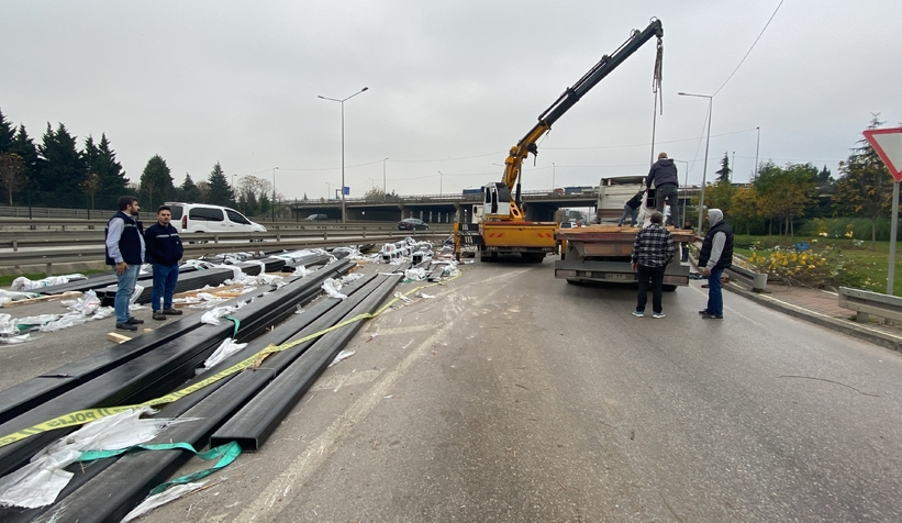 Tırdan düşen demir profiller yola savruldu, trafik durdu