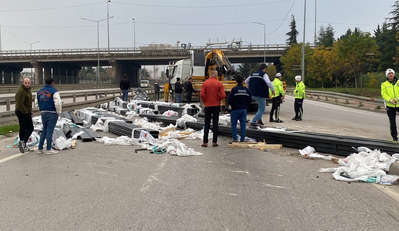 Tırdan düşen demir profiller yola savruldu, trafik durdu