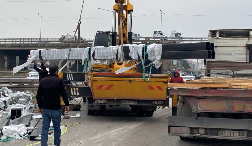 Tırdan düşen demir profiller yola savruldu, trafik durdu