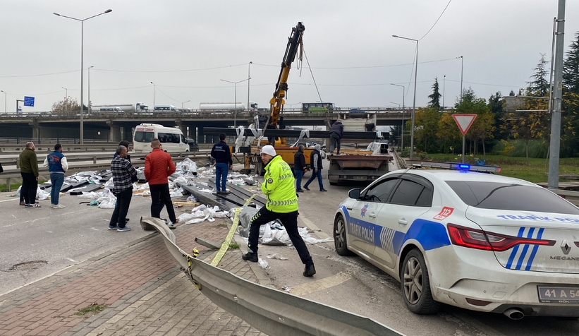 Tırdan düşen demir profiller yola savruldu, trafik durdu