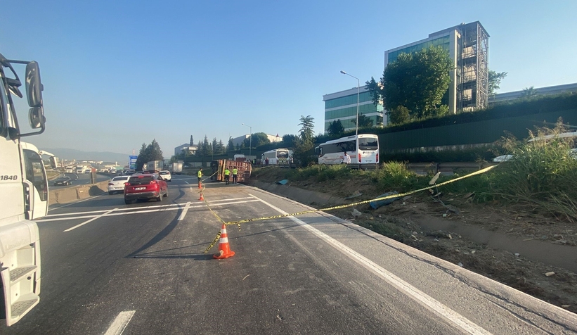 Tırdan fırlayan sürücü öldü