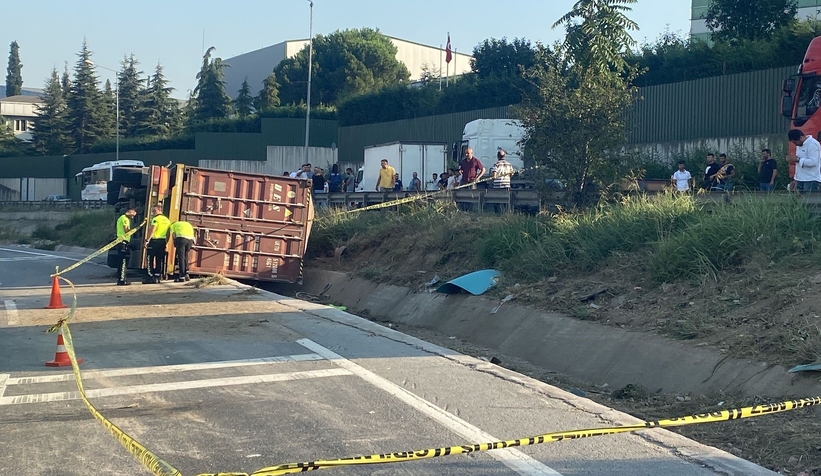 Tırdan fırlayan sürücü öldü