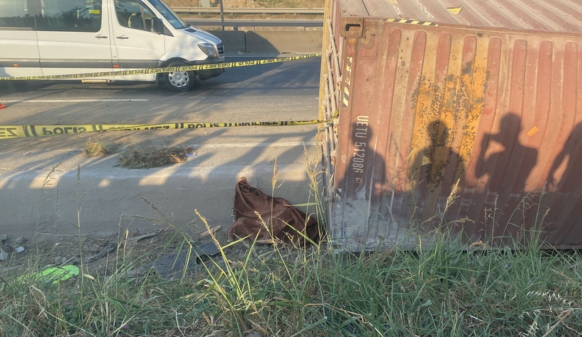 Tırdan fırlayan sürücü öldü